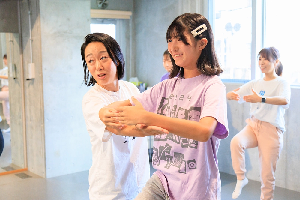 柔軟を行うスクール生