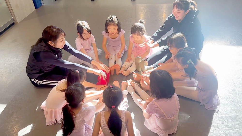 輪になってトレーニング中の風景